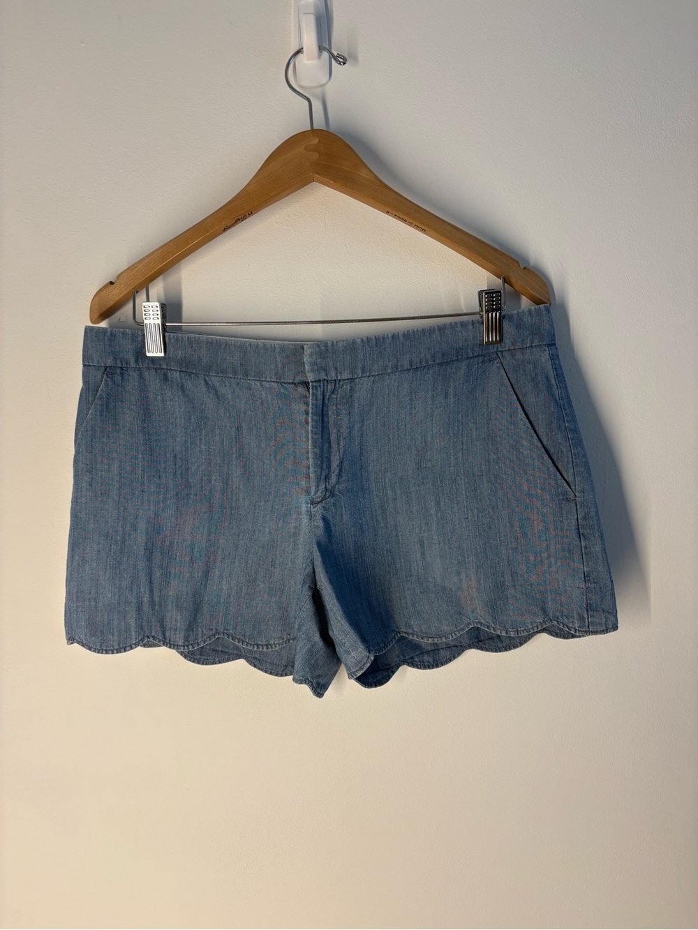 Club Monaco Chambray Scalloped Hem Shorts
Size: 6